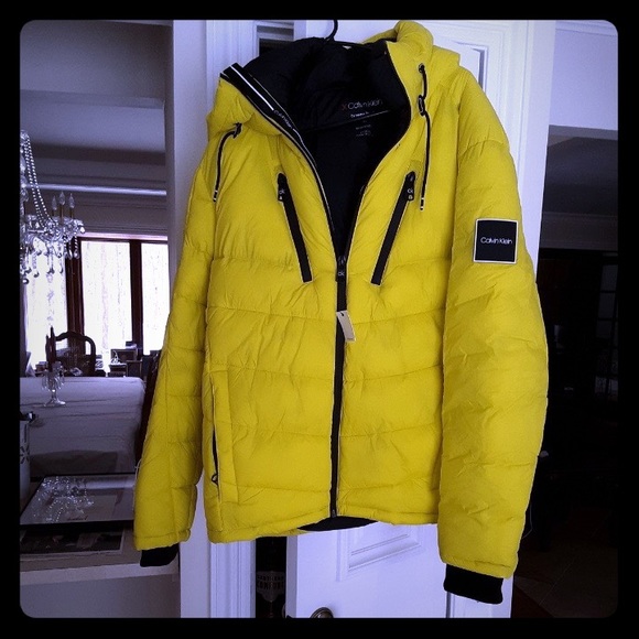 “CALVIN KLIEN” caneri yellow puffy coat.